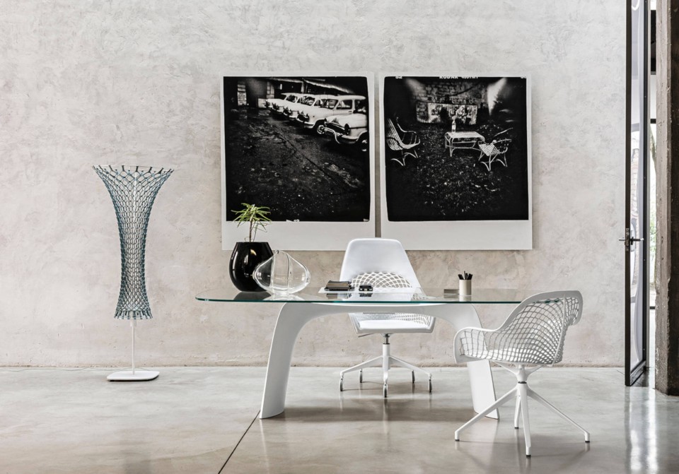 Guapa swivel office chair with white hide seat and white metal base