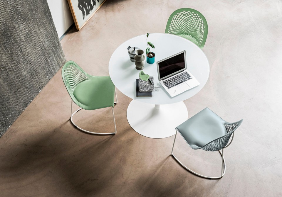 Vue de dessus de la chaise Guapa avec assise en cuir bleu et vert