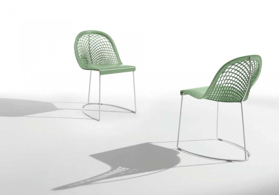 Chaise Guapa avec structure en métal et assise en cuir vert