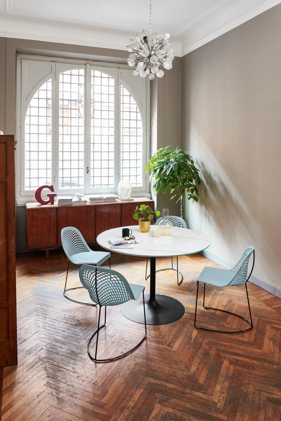Guapa chaise de table avec assise en cuir bleu et structure en métal
