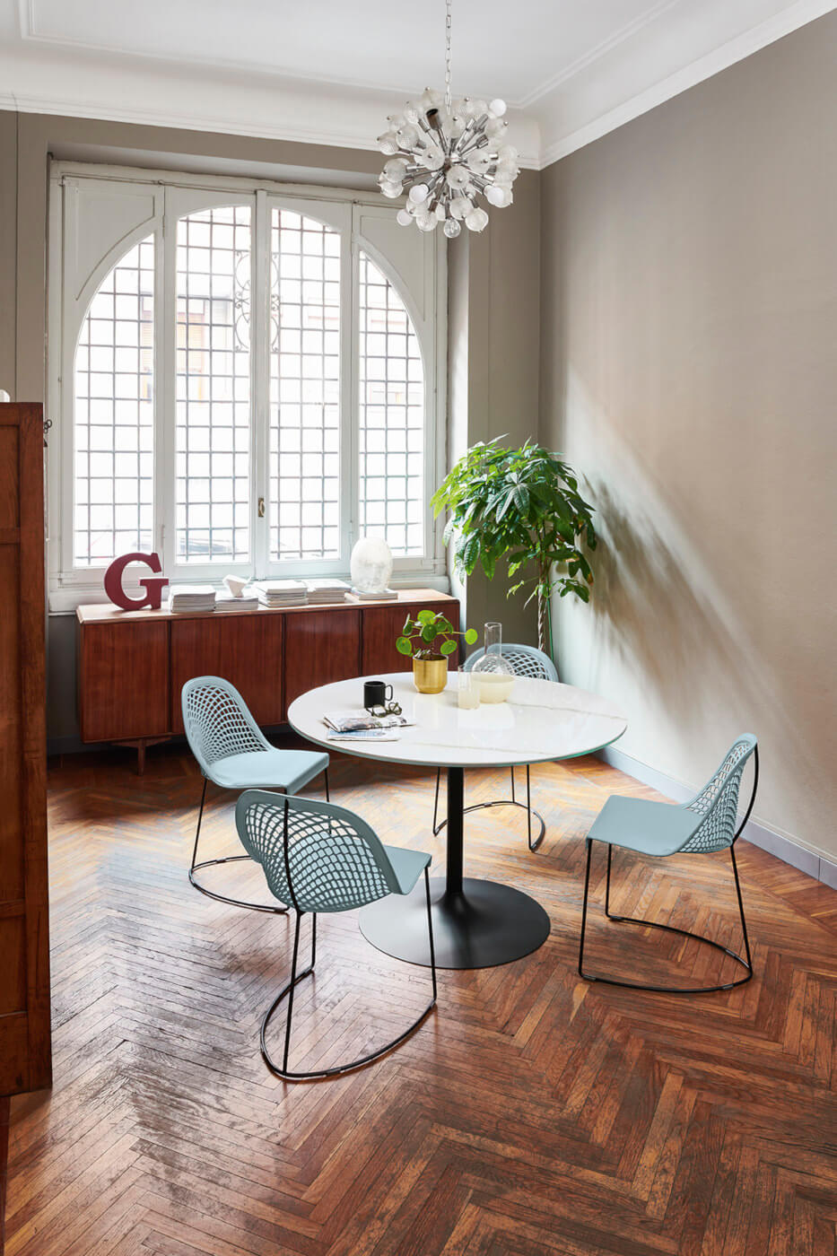 Guapa table chair with blue leather seat and metal structure