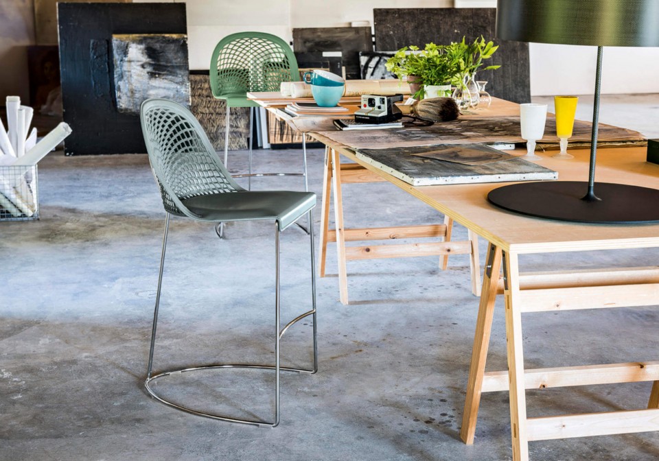 Tabouret haut Guapa avec structure en métal et piètement en cuir vert et bleu clair