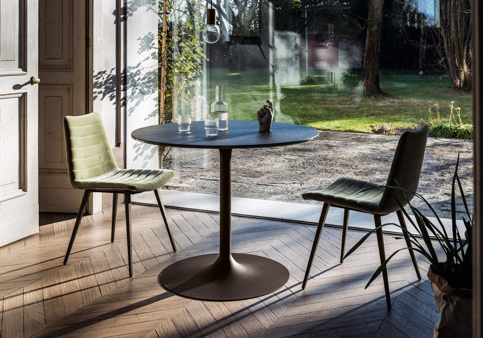 Infinity round table with central base in brown metal and crystalceramic with emperador marble effect top