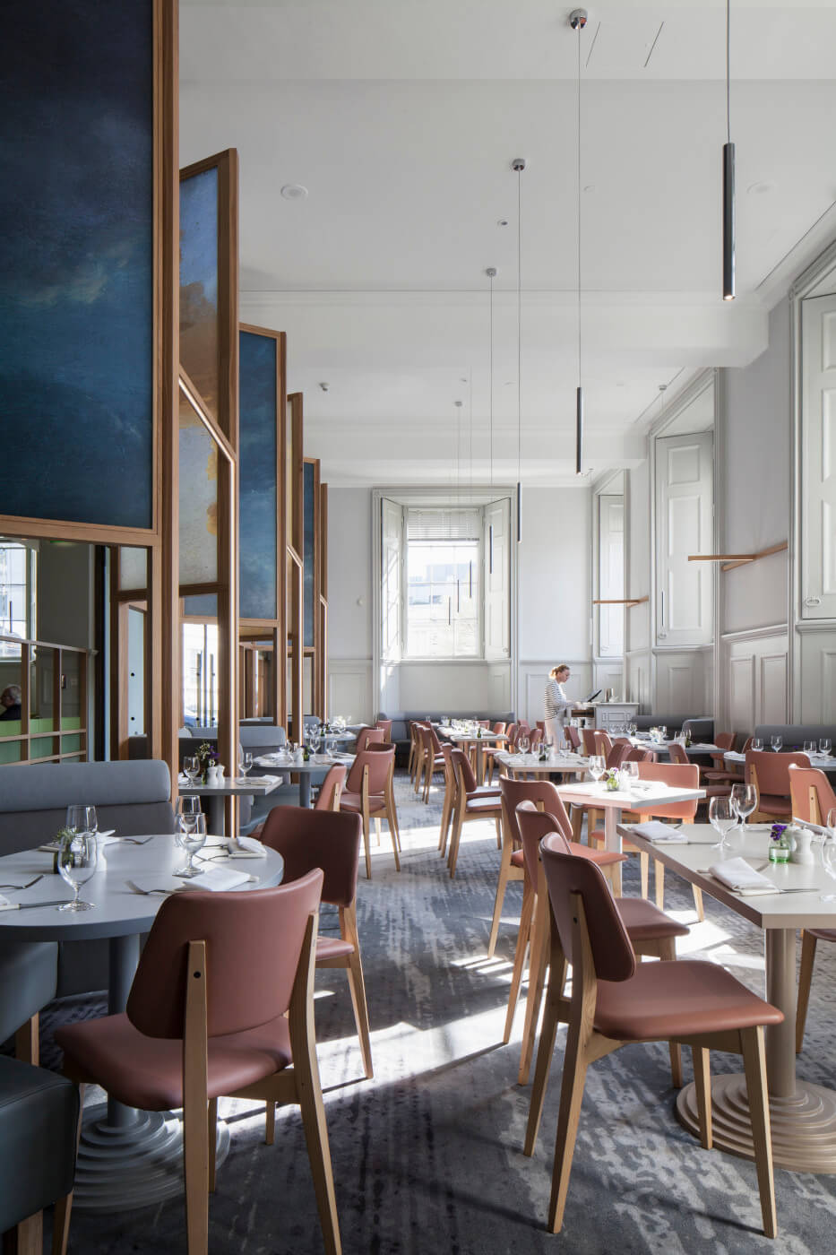Sedia da ristorante Joe con base in legno e seduta in tessuto rosa