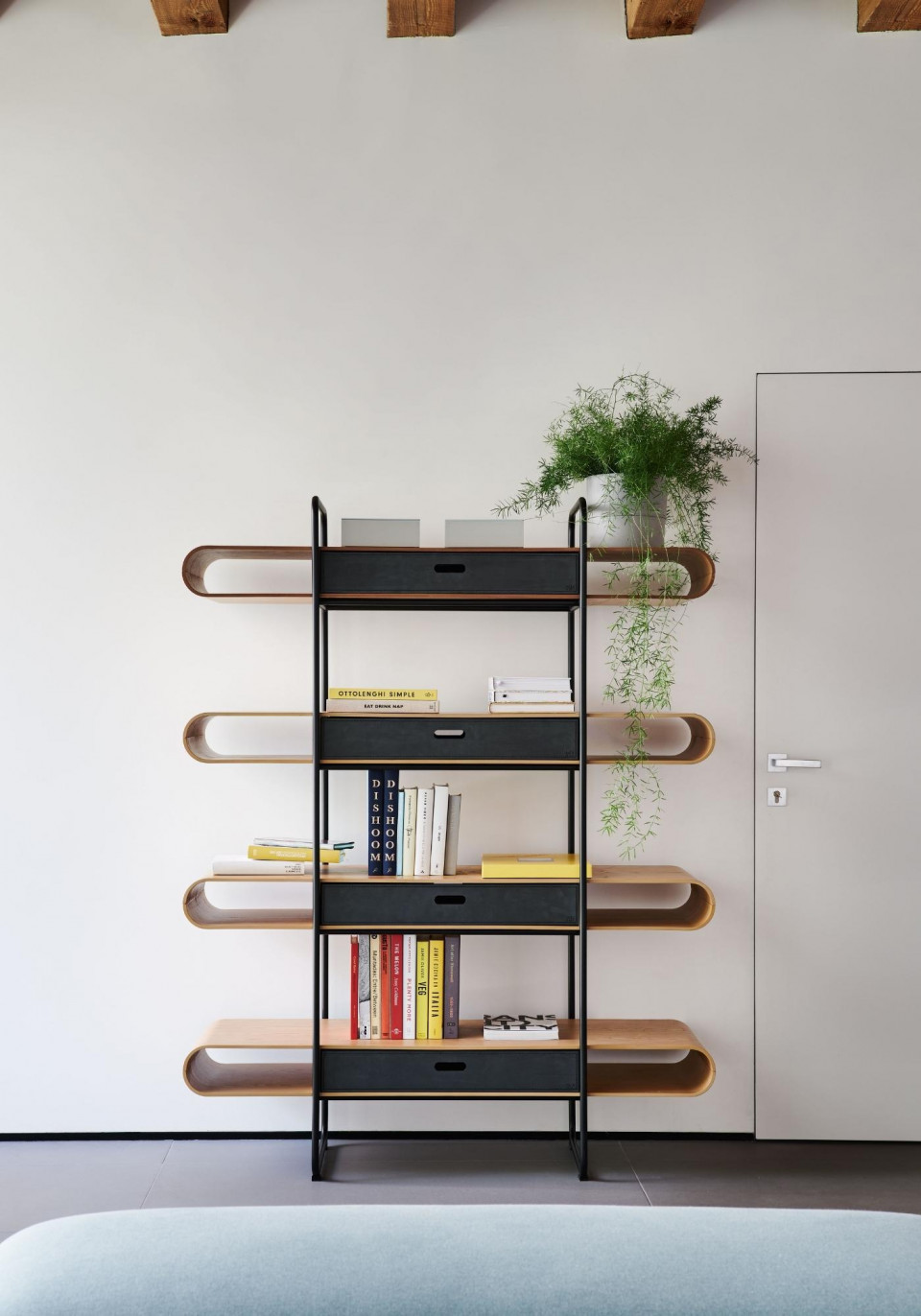 bibliothèque en bois et cuir Apelle de MIDJ