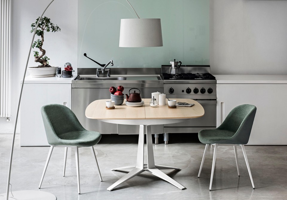 Link extendable table with central base in white metal and barrel top in natural oak finish