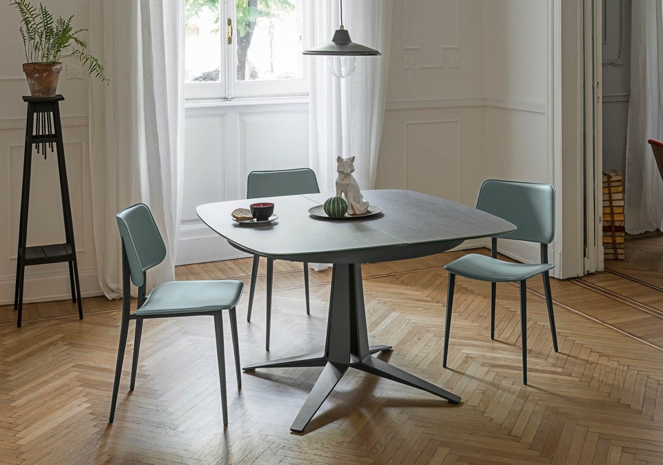 Link extendable table with central base in graphite metal and barrel top in cristalceramic with Savoy stone effect