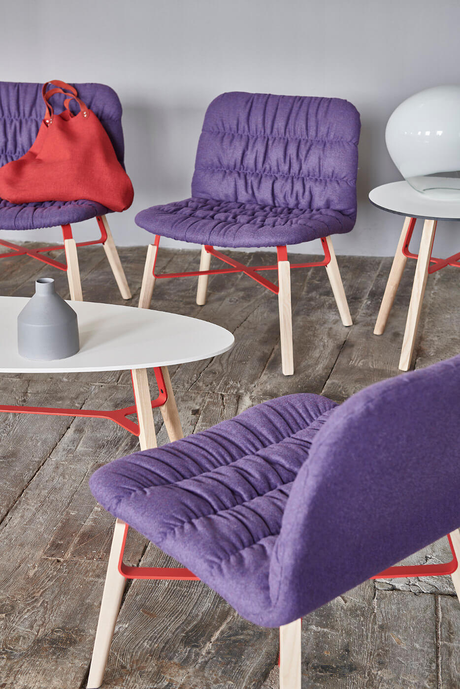 Fauteuil d'attente Liù avec assise en tissu violet et pieds en bois et acier peint en violet