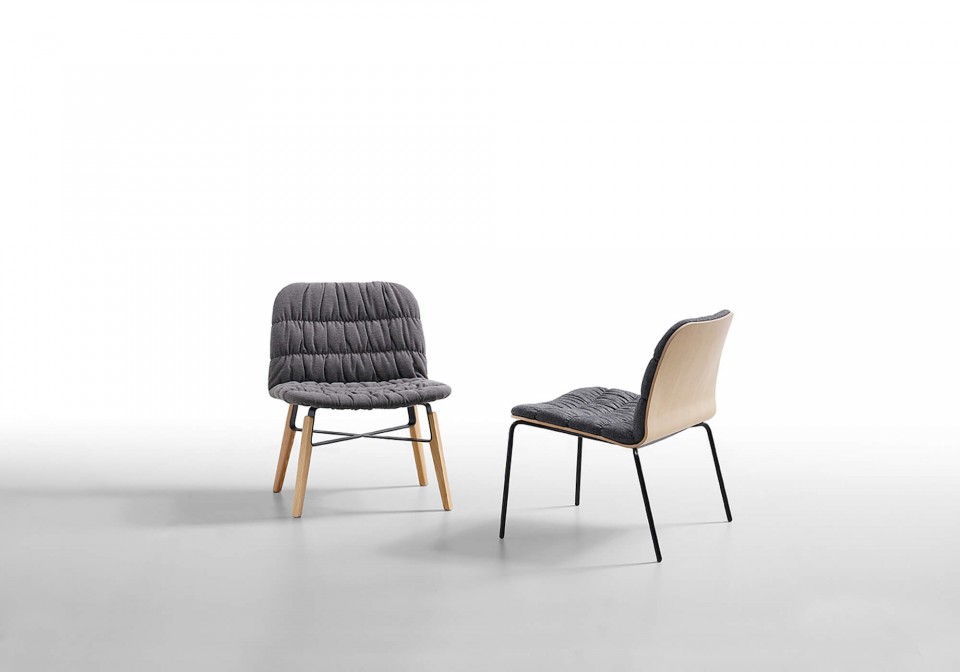 Liù waiting room chair with back shell and wooden legs. The seat is covered in purple fabric
