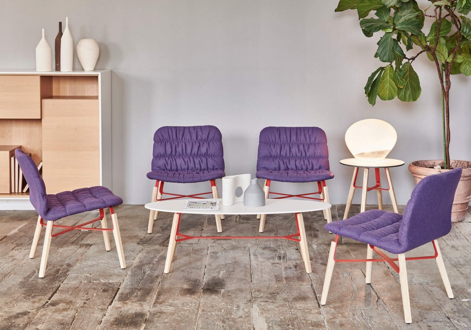 Lounge Liù avec assise revêtue de tissu violet et pieds en bois et acier peint en rouge