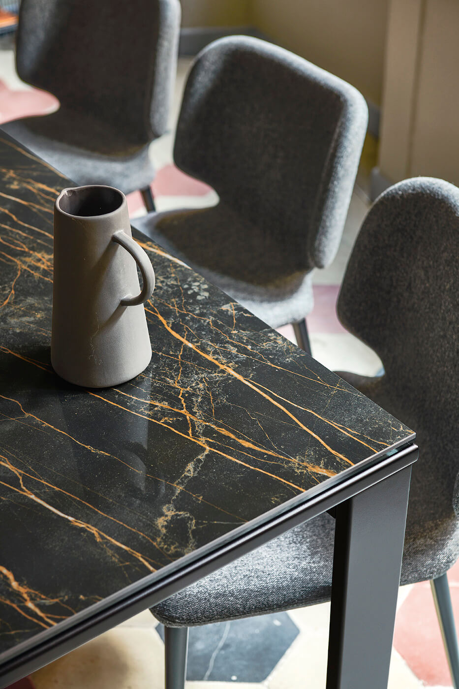 Detail of the noir desir marble effect crystalceramic top of the Marcopolo extendable table