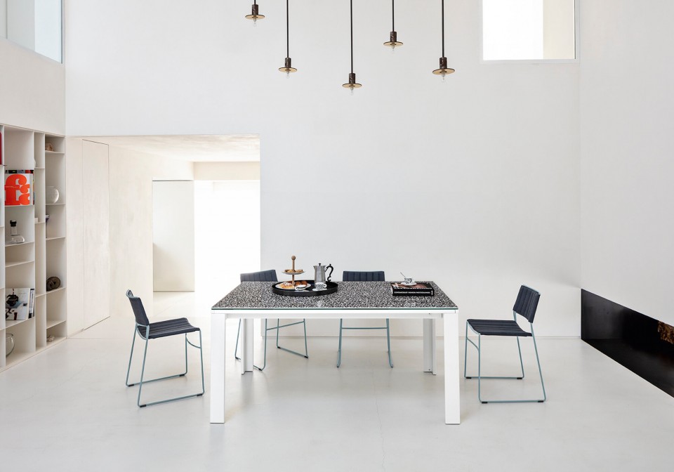 Table extensible Marcopolo avec piétement à quatre pieds en métal blanc, plateau et rallonges en cristalcéramicque avec effet marbre vénitien