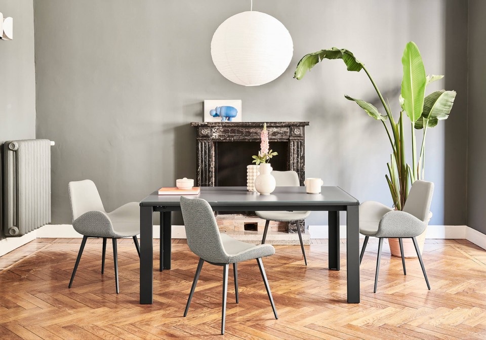 Table extensible Marcopolo avec base à quatre pieds en métal graphite, plateau supérieur et rallonges en verre anti-rayures couleur graphite