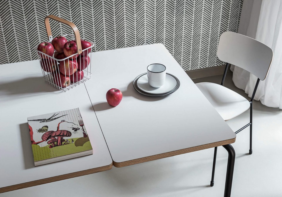 Detail of the white fenix top of Master table