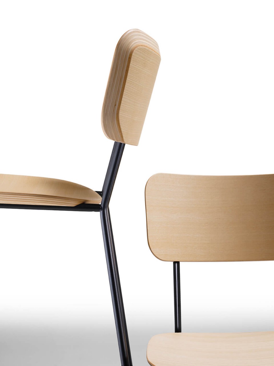 Particolare sgabello alto con seduta in legno Master 