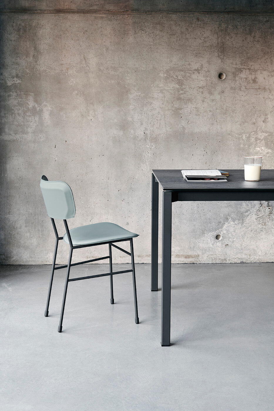 Sedia da tavolo Master con seduta in cuoio azzurro e struttura in metallo