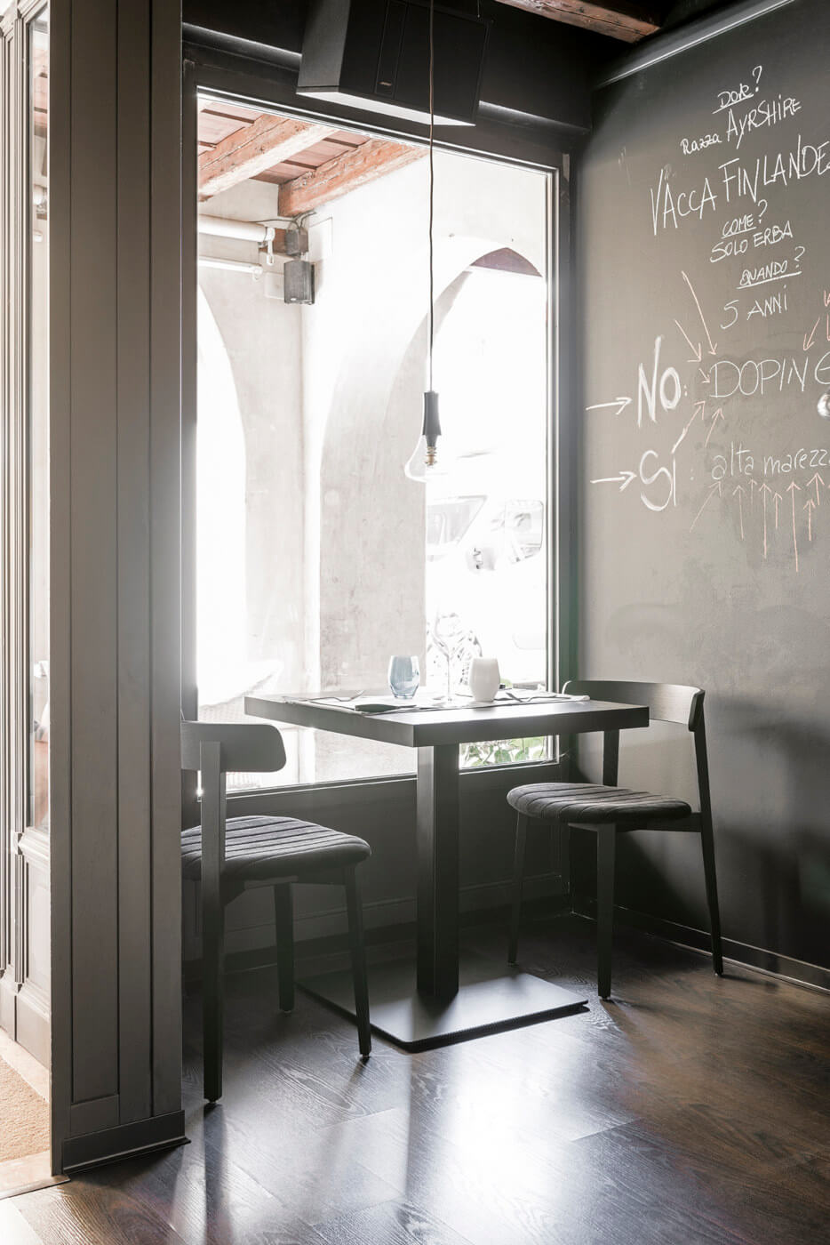 Sedia da ristorante Maya con seduta in tessuto nero e struttura in legno