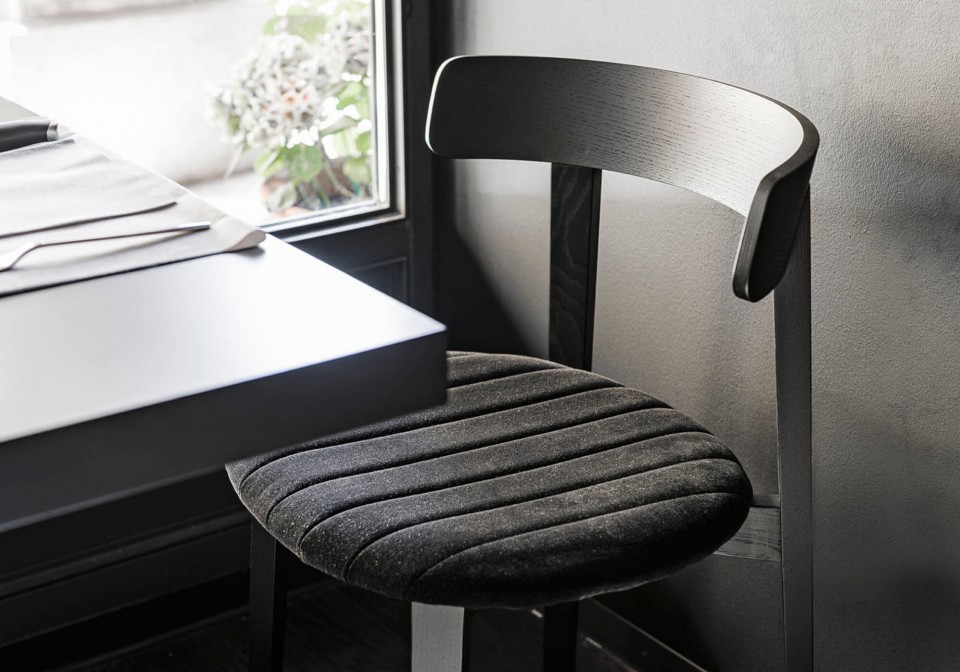 Sedia Maya con seduta imbottita con tessuto nero e base in legno