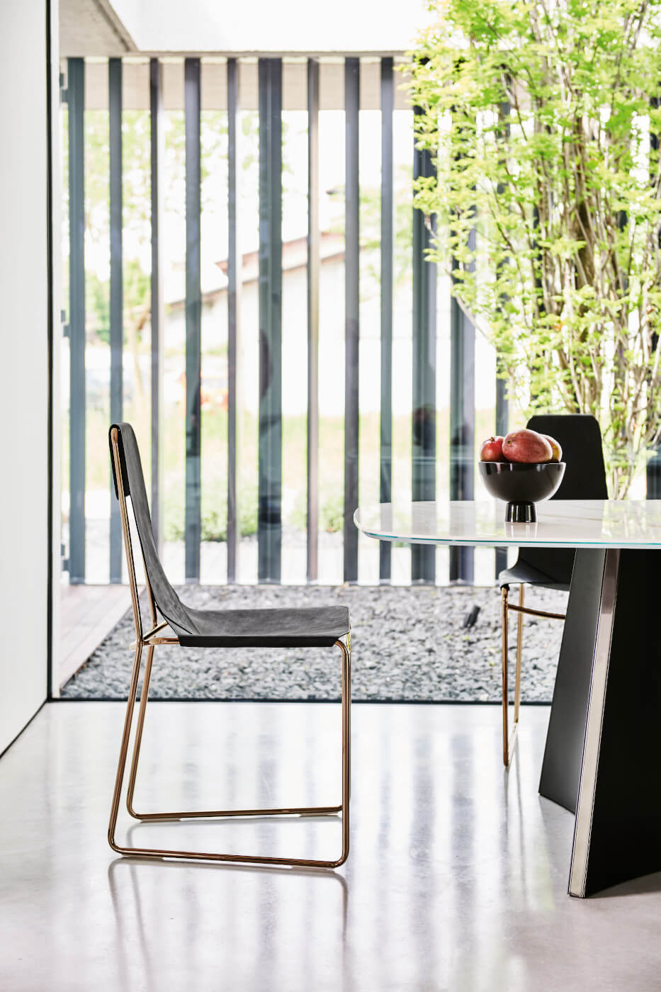 Chaise de salle à manger Mia avec structure luge en métal couleur or rose et cuir toscan noir