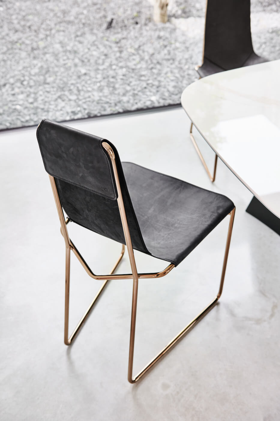 Backrest of Mia chair in black Tuscan hide and structure in rose gold