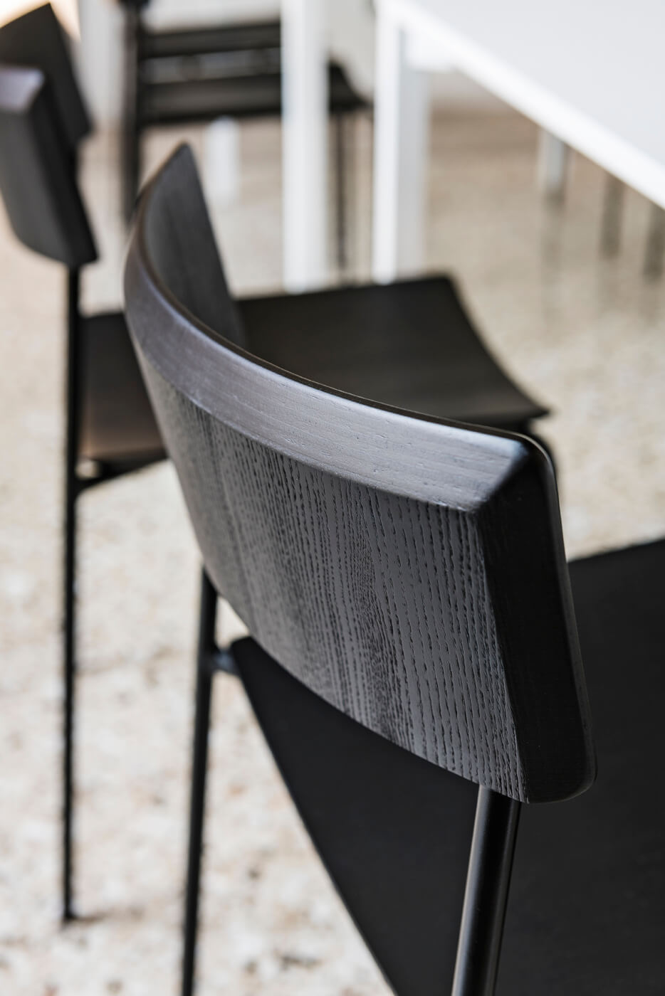 Détail de la chaise Mito avec assise en bois noir