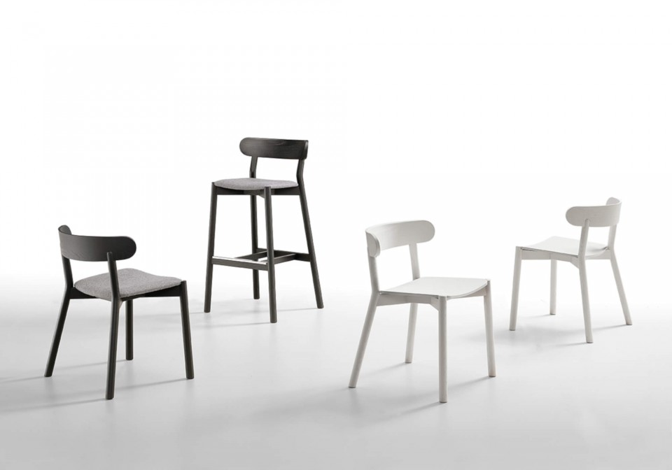 Sedia Montera con struttura in legno nero e seduta in tessuto grigio 
