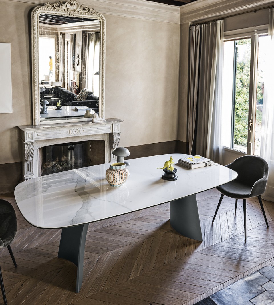Moonlight dining table with graphite baydur base and calacatta marble cristalceramic top