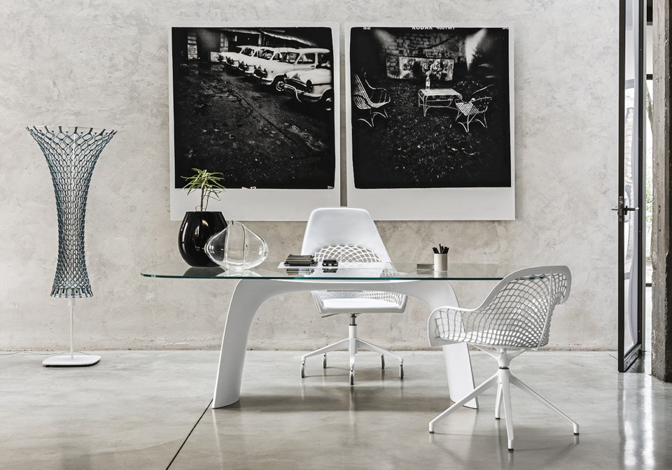 Moonlight modern desk with white base and transparent glass top