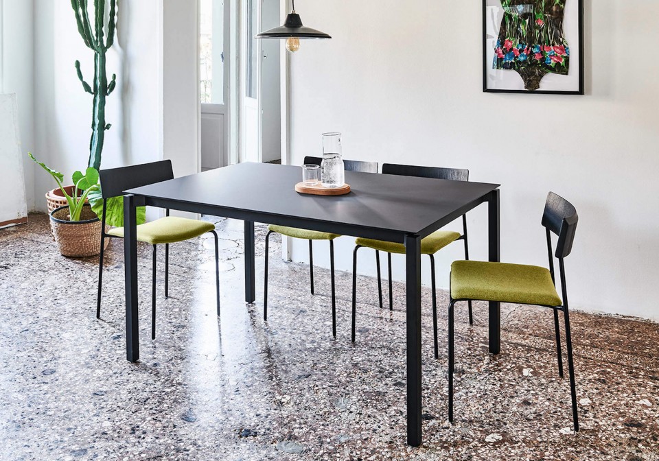 Table extensible More avec pieds en acier noir et plateau en fenix noir