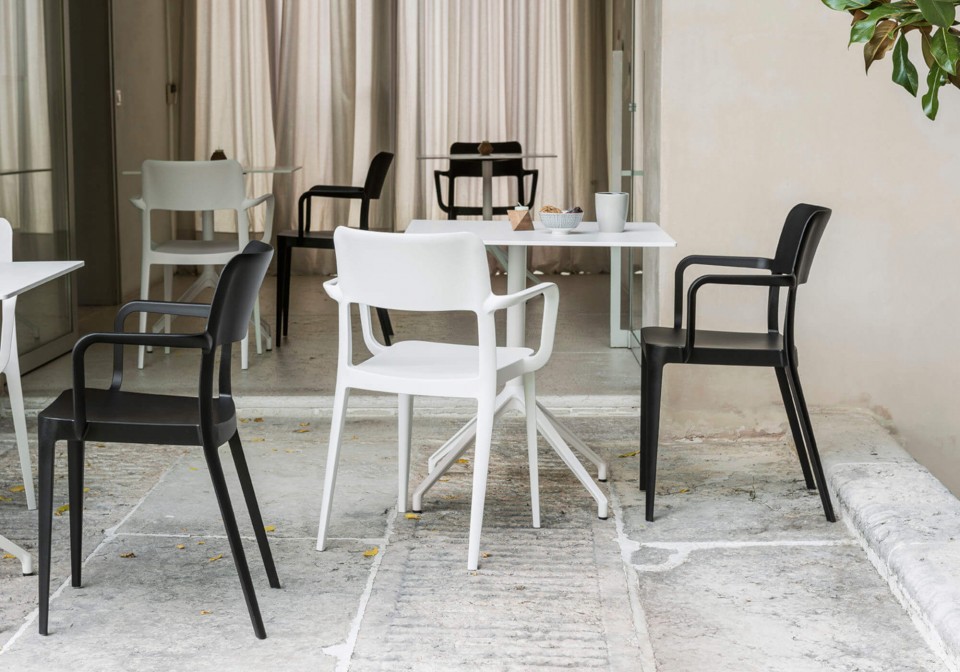Nenè table chair with armrests with seat and structure in polypropylene