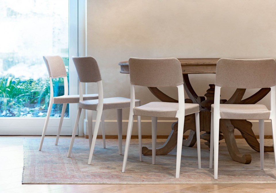 Chaise Nenè en polypropylène blanc avec revêtement en tissu gris