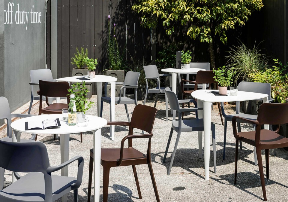 Nenè round table with three legs in white metal and white HPL top