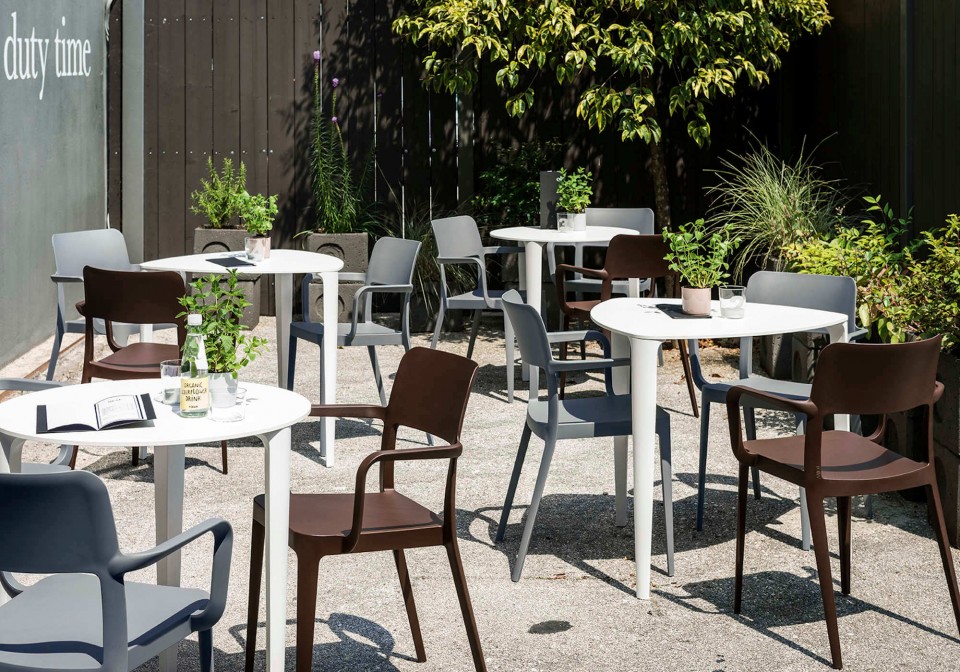 Table triangulaire Nenè avec base à trois pieds en acier blanc et plateau en HPL blanc