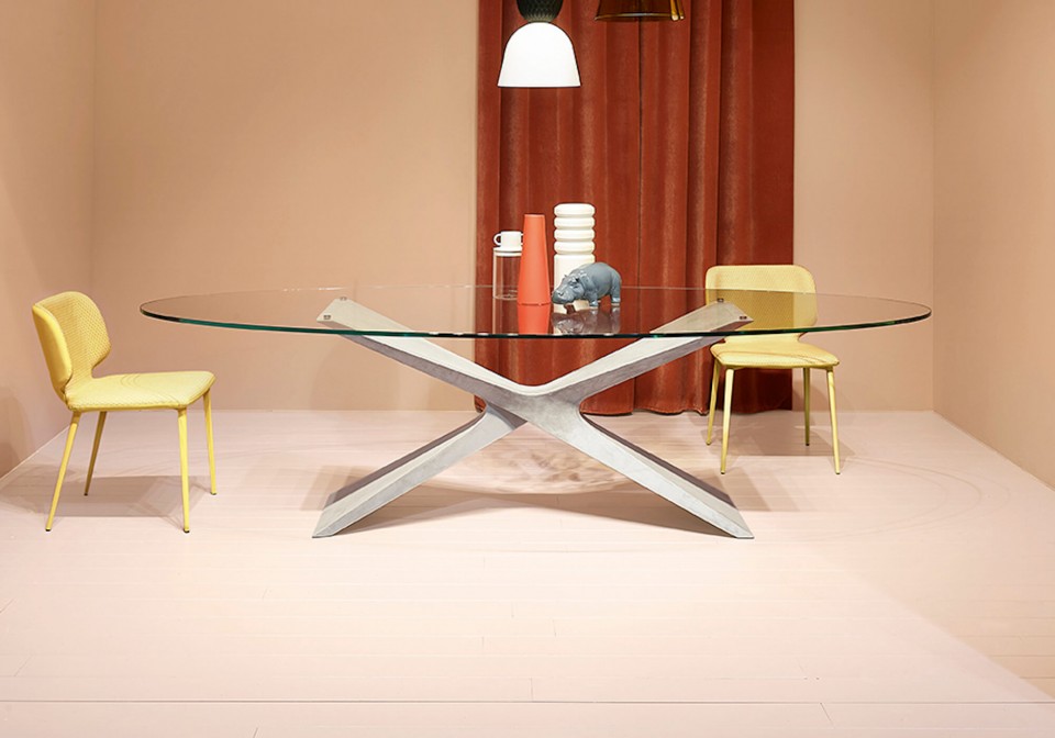 Nexus table with base in light gray baydur with brushed concrete effect and transparent glass top