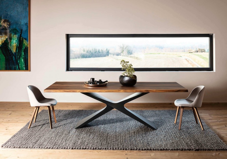 Tavolo Nexus con base in baydur e piano in legno massello di noce con bordo corteccia