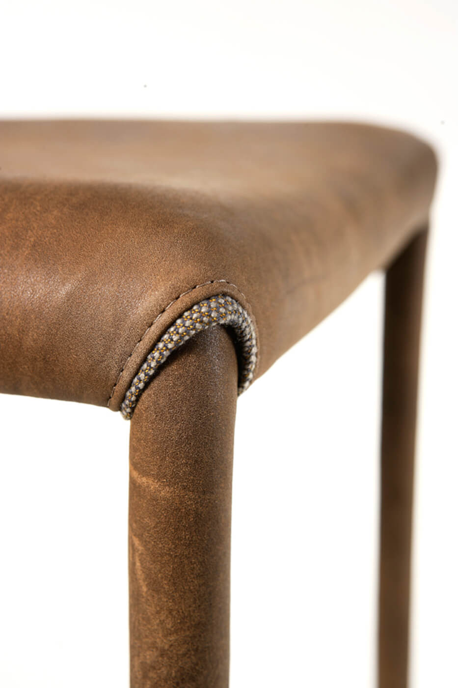 Détail du tabouret Nuvola avec assise et structure revêtus de cuir marron