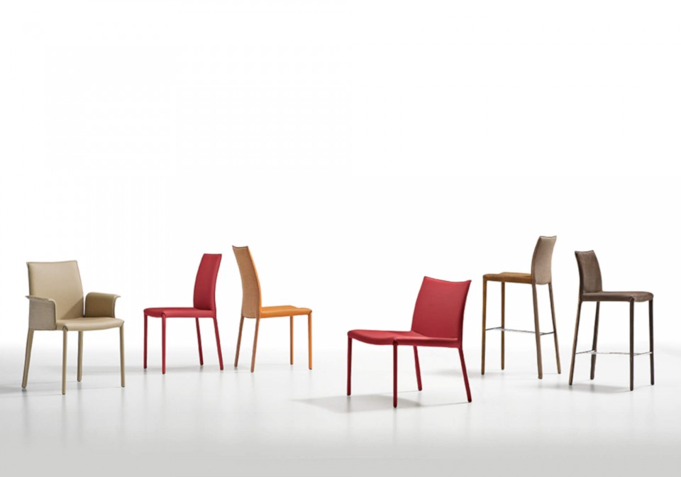 Tabouret haut Nuvola entièrement recouvert de cuir marron