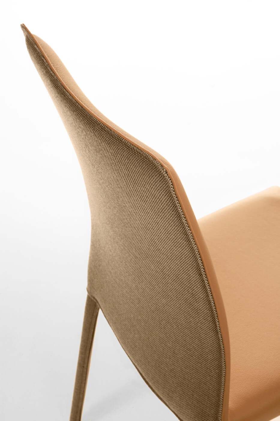 Détail de la chaise Nuvola avec dossier en tissu orange