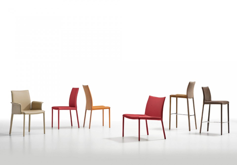 Nuvola chair with high back and four legs base in painted steel
