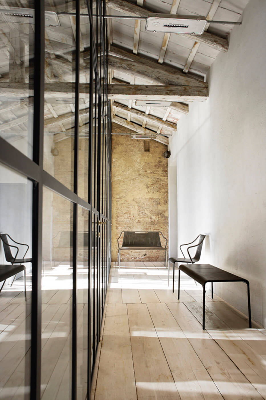 Ola armchair in painted steel