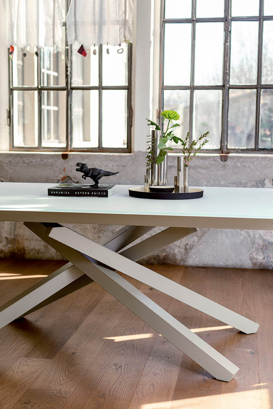 Detail of the glass top and the base of the Pechino table