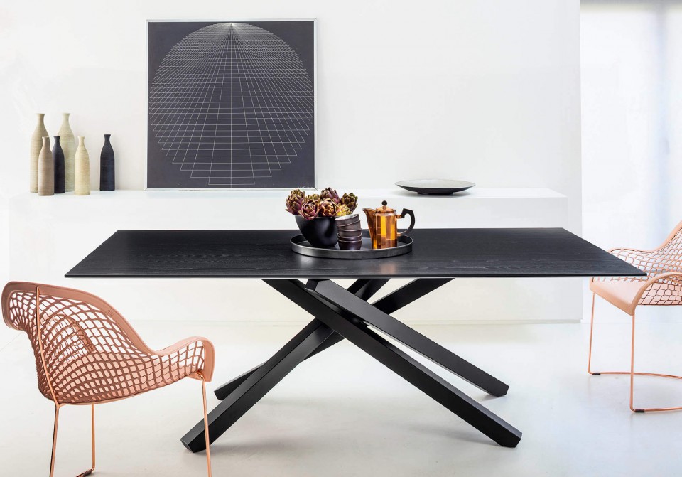 Pechino table with black steel base and black wooden top