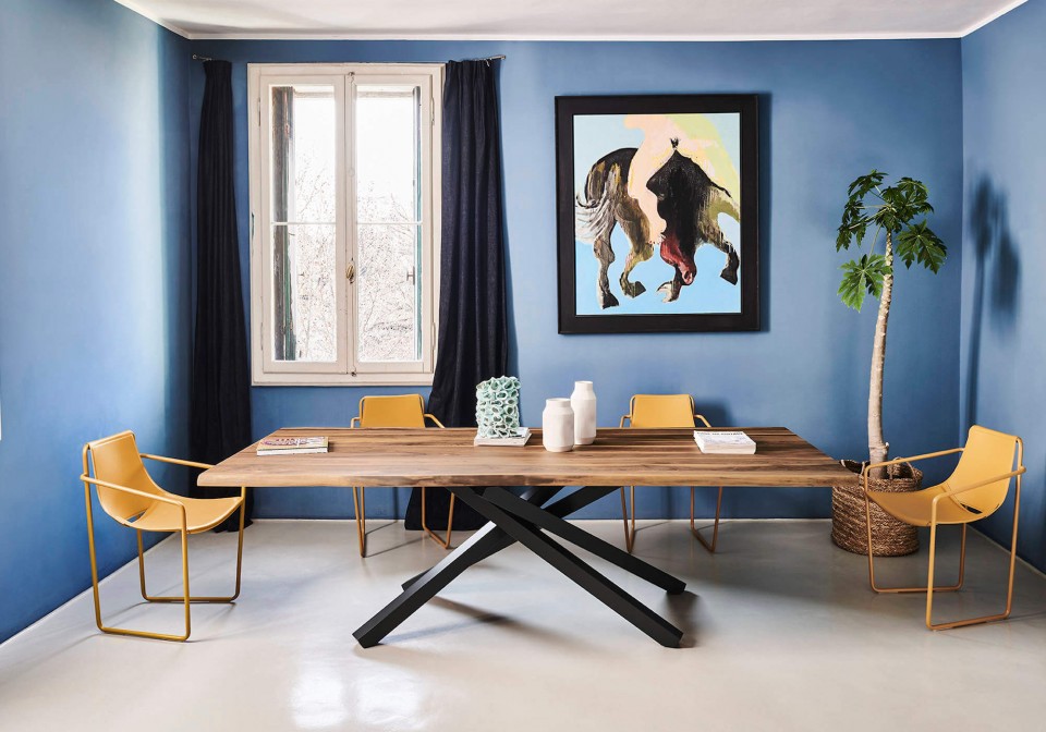 Pechino table with black metal base and solid walnut top