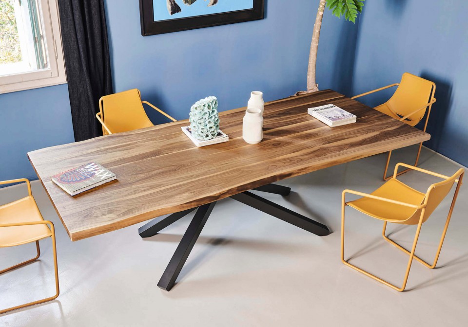 Pechino table with black metal base and solid walnut top