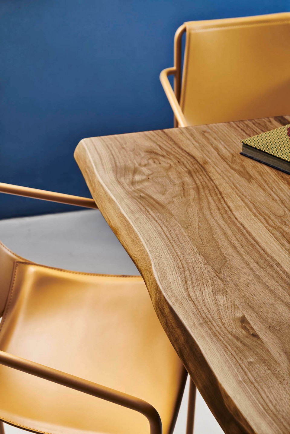 Detail of the solid walnut wood top of the Pechino table