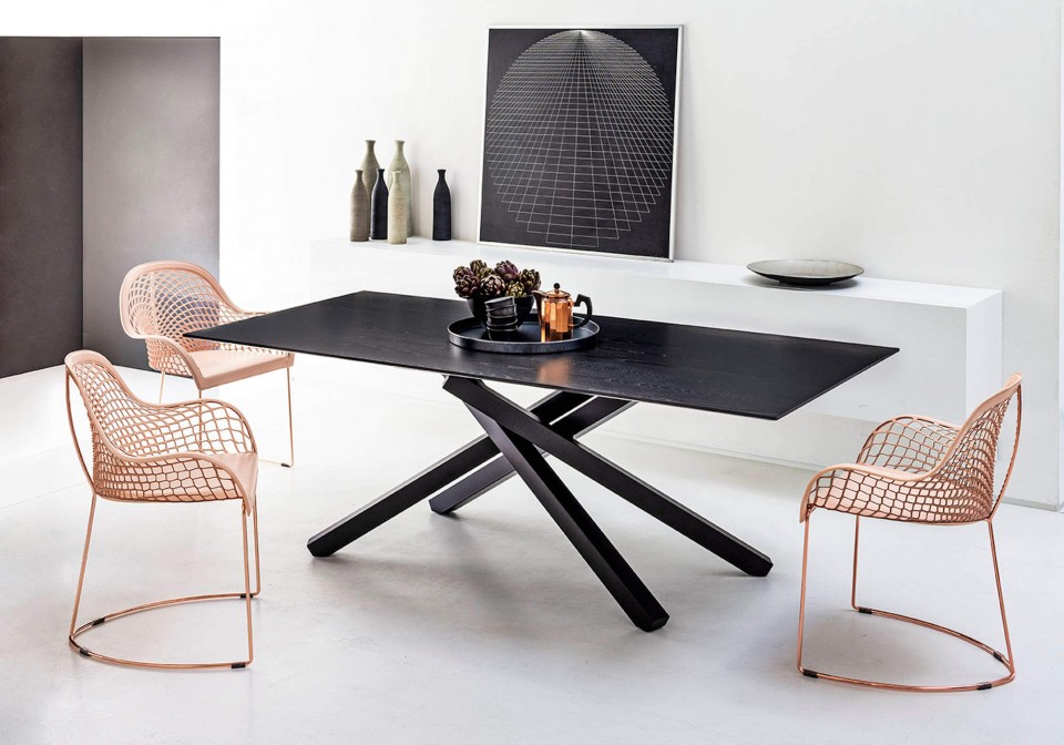 Pechino table with black steel base and black wooden top