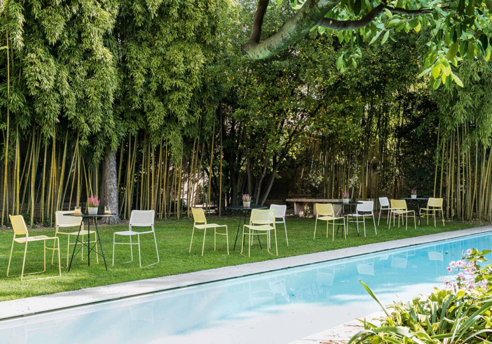 Slim garden chair with seat and base in white and yellow metal