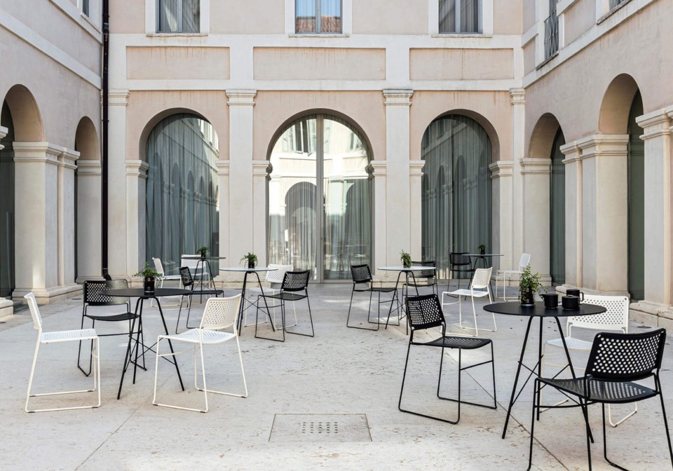 Slim outdoor chair in black and white metal