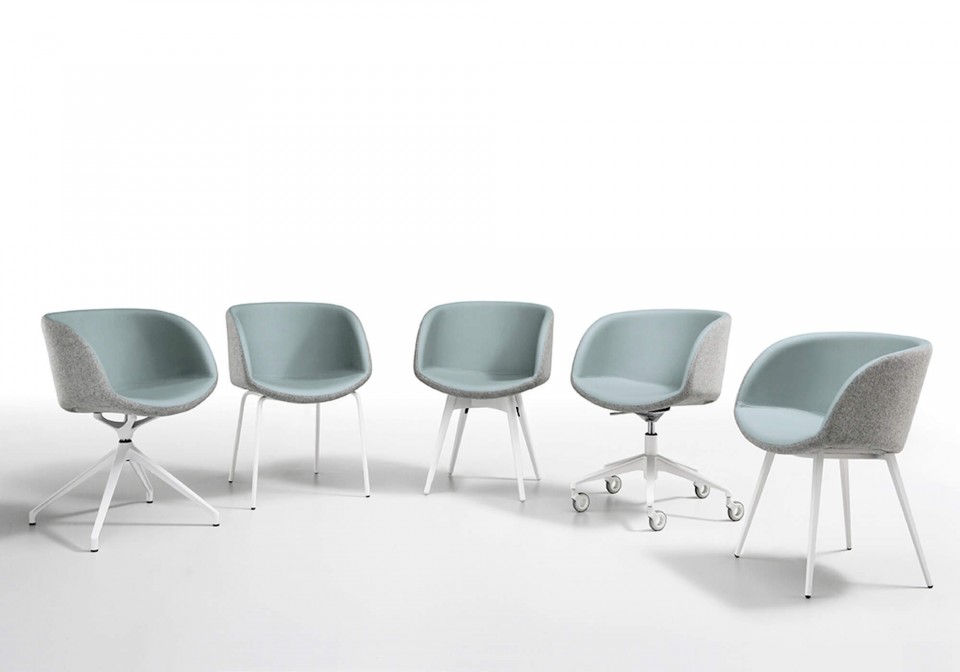 Sonny armchair with armrests, seat in light blue leather and back shell in gray fabric. The base is in wood