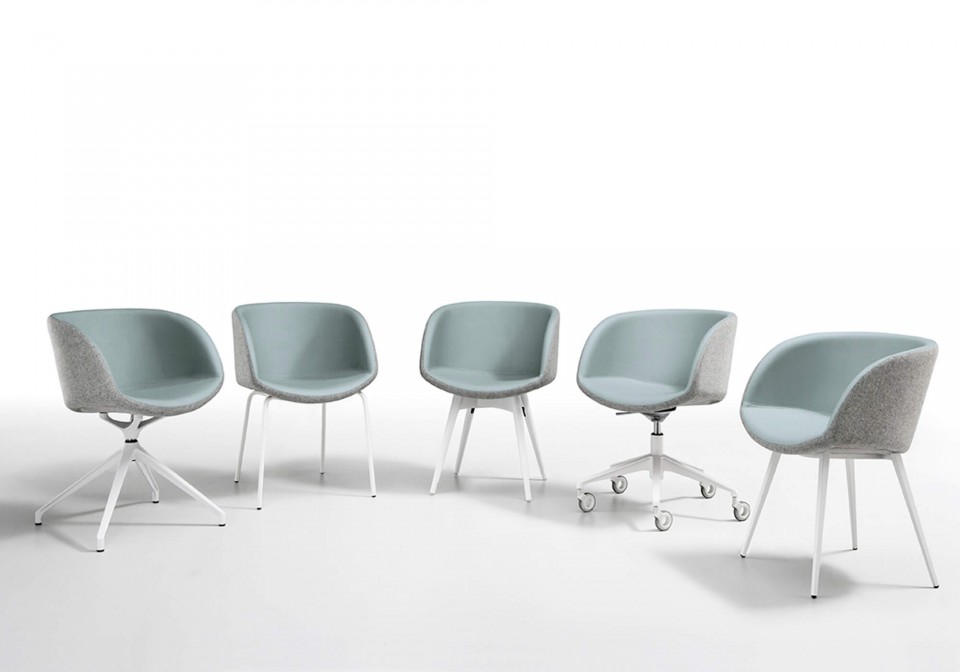 Sonny armchair with seat in light blue leather and back shell in gray fabric. The base is in metal